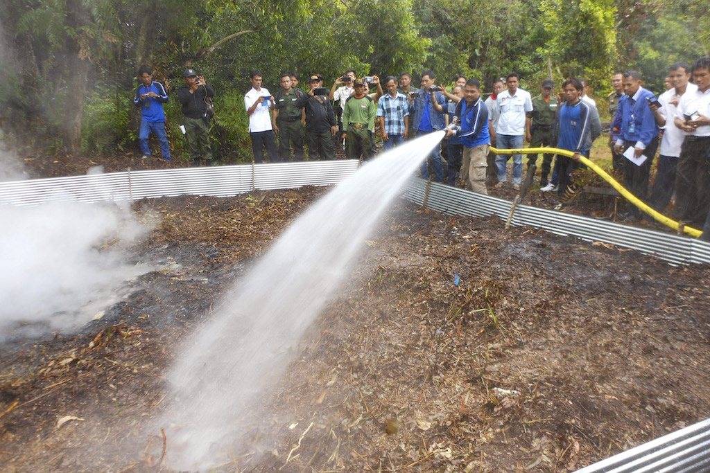 写真）インドネシアの泥炭火災消火実験の様子。