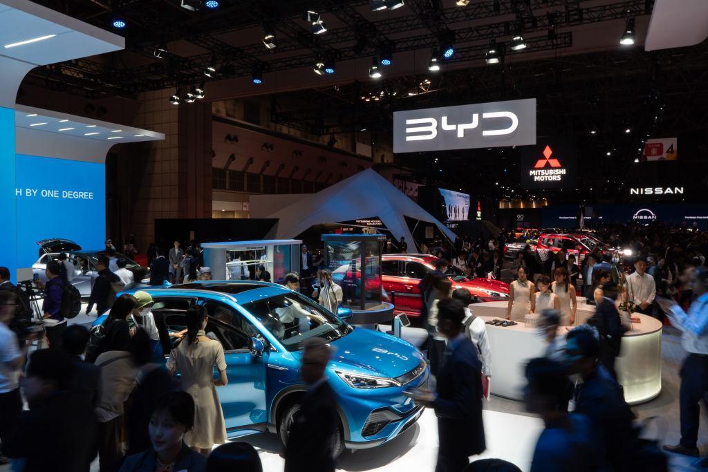 写真）TOKYO MOBILITY SHOW　BYD展示コーナー　多くの観客が訪れた。　東京都・江東区　2023年10月