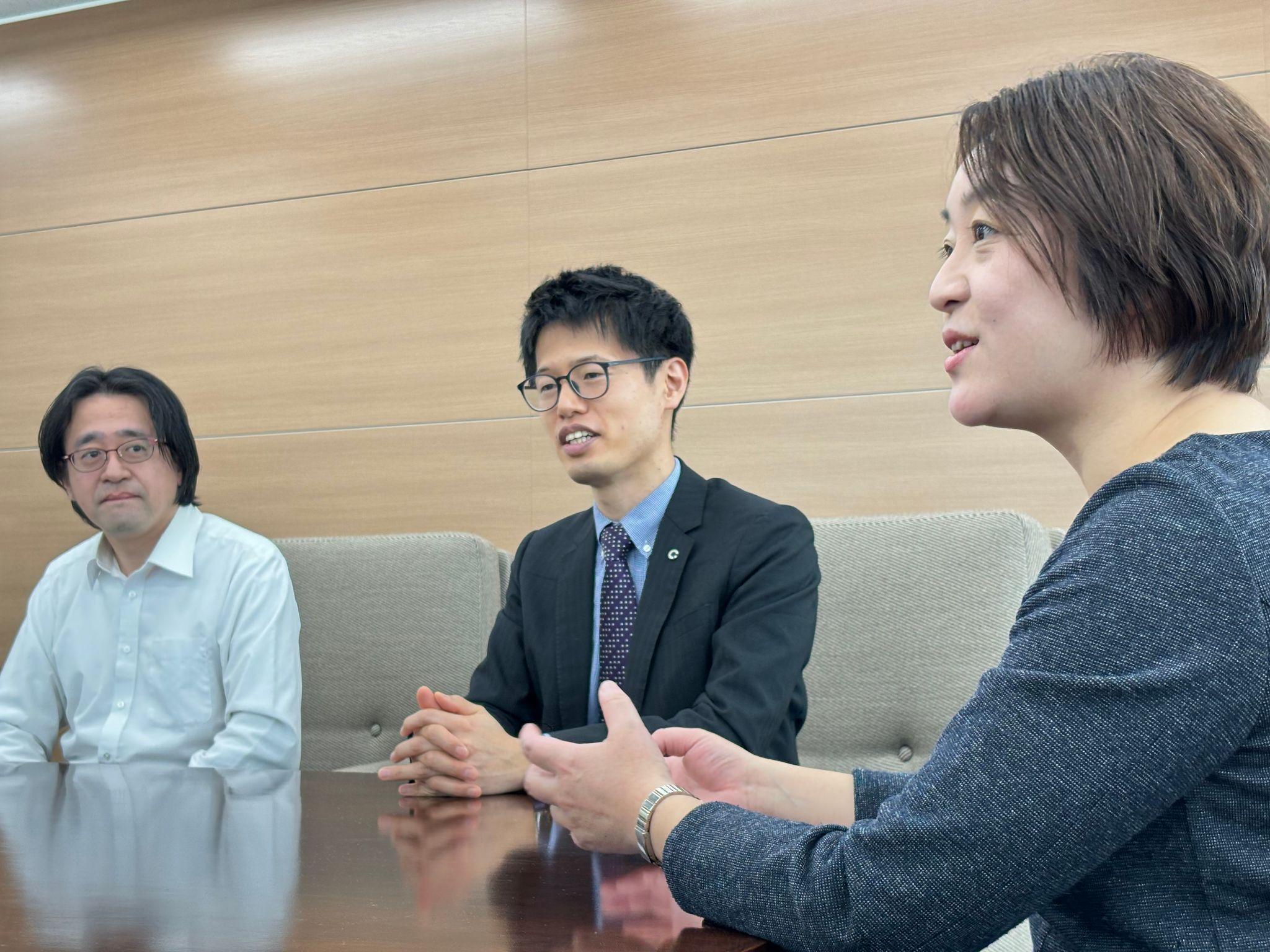 写真）左から鈴木氏、長谷川氏、花田氏