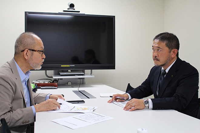 写真）筆者と浜潟純大氏